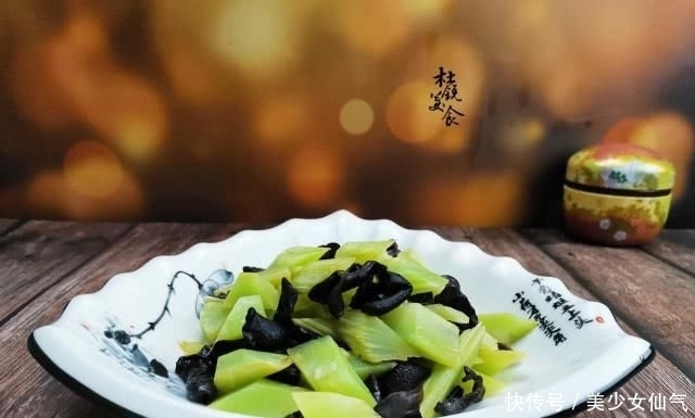  夏季|热量仅次于冬瓜的低卡食材，夏季要常吃，酸爽美味，3分钟上桌