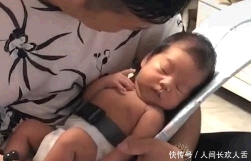  糟老头子|姥爷抱娃反被娃“嫌弃”火了，萌娃内心：这个糟老头子坏得很