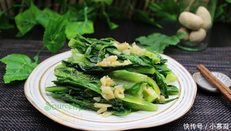 好吃|炒油麦菜时,多加一步,翠绿爽口,清香味美,比饭店还好吃