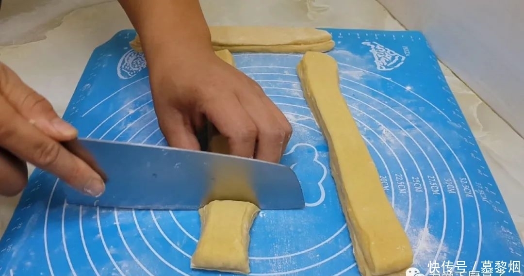 发面|家常小油条的做法,不发面不烫面,个个焦脆又香甜,真的太好吃了