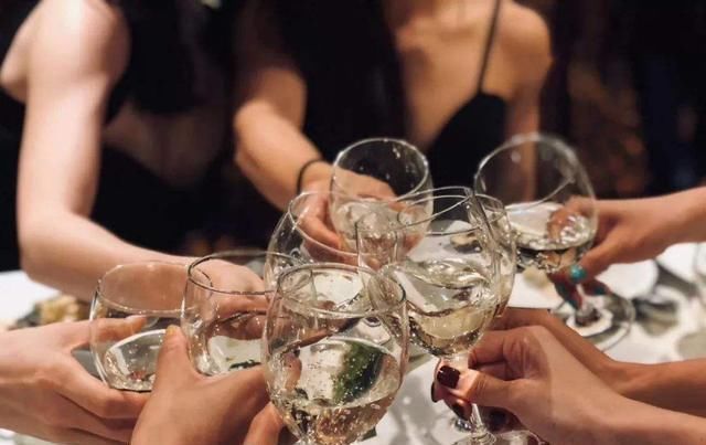 酒精|买白酒时,发现瓶身有这5个数字,再便宜也别买,都是酒精勾兑酒