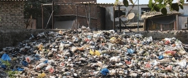  女尸|女子4年没清垃圾，警察清垃圾竟然发现一具女尸，女子：不知道！