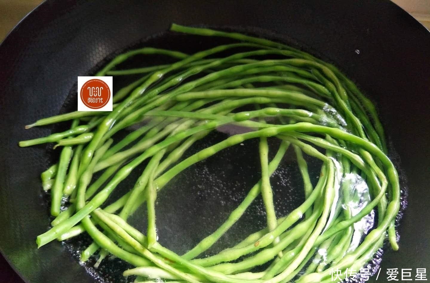  豇豆|1把豆角，4个鸡蛋，筷子一搅，几分钟解决全家人早餐，柔软劲道