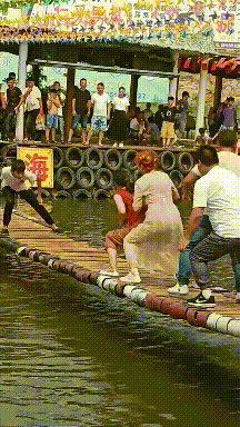 段子|搞笑GIF段子:老婆,你这笑容我看发慌,有啥你就直说吧