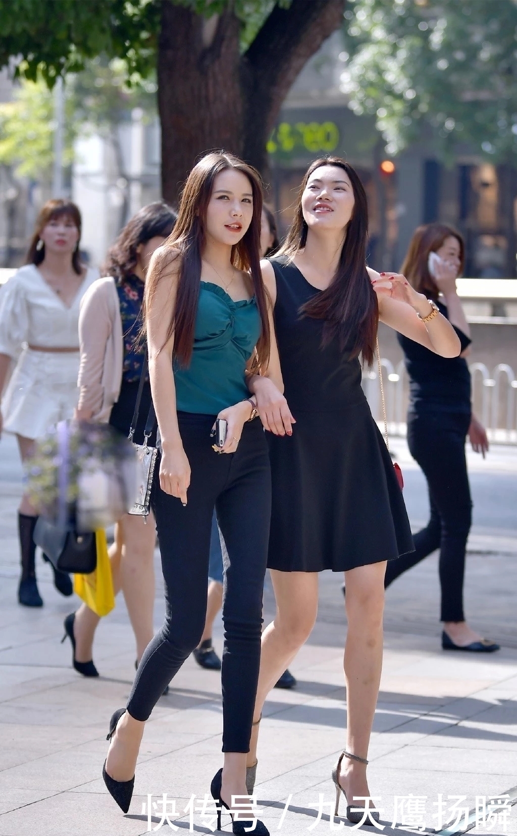  裙子|两姐妹逛街，一个穿裙子，一个穿牛仔裤，你更喜欢哪个