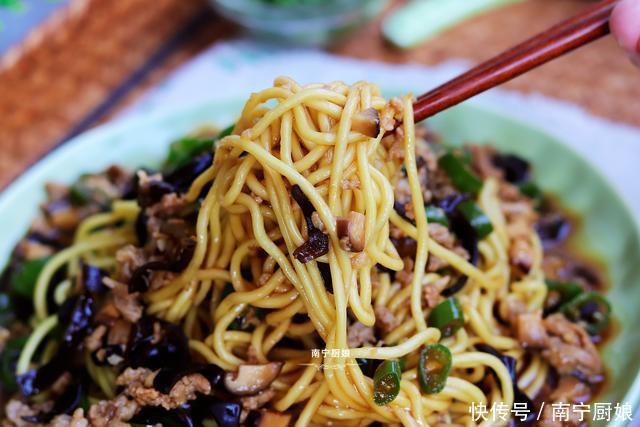 大鱼大肉|秋天吃大鱼大肉不如吃这盘卤面，做法简单，好吃到爆，上桌就光盘