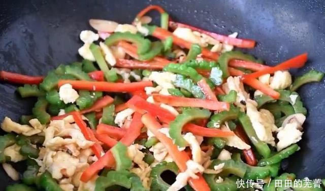 翠绿|炒苦瓜时,掌握3个技巧,保证苦瓜颜色翠绿,清淡美味,还不苦