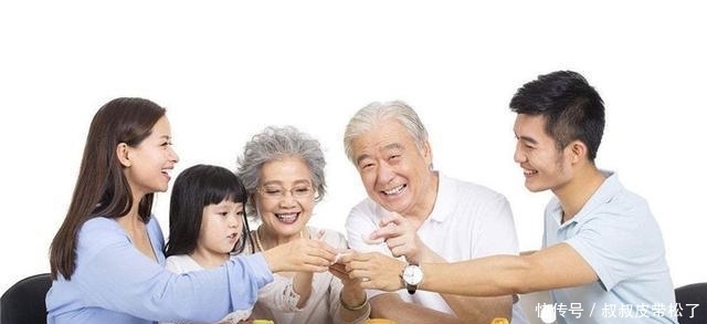 让孩子|看到爸爸在地铁上睡着，男孩手写小纸片提醒乘客，文字暖哭网友