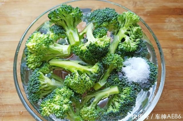 做法|这才是西兰花最好吃的做法,不炒不凉拌,比肉还香,一盘不够吃