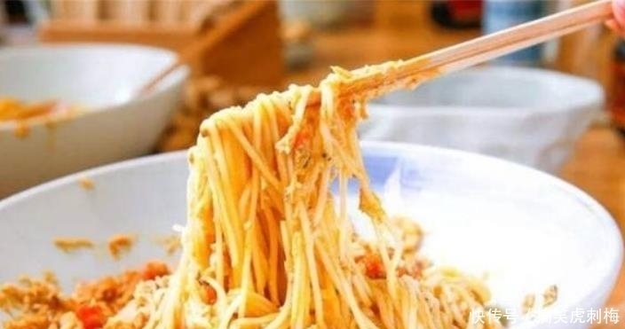 明码标价|三个女孩去吃“网红面”,看账单后傻眼,店家明码标价童叟无欺