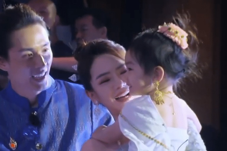 妈妈|李乐祺到底多像妈妈戚薇镜头特写母女脸蛋,全明白了