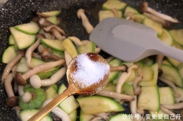 西葫芦|冬季,别错过这素菜,比吃大鱼大肉强,鲜美可口,10分钟搞定