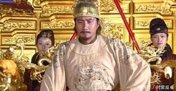 搀扶|皇帝庆功宴上摔倒，群臣故意不理，此人好心搀扶，皇帝：弄死他！