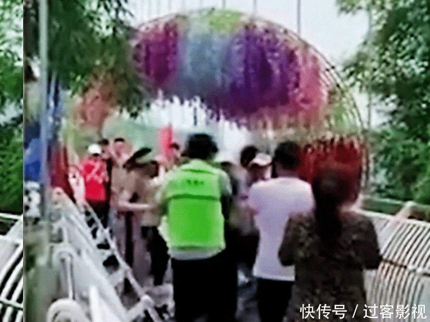 中国|中国大妈又出事了？这次是玻璃桥上大跳广场舞，保安劝阻却遭漠视