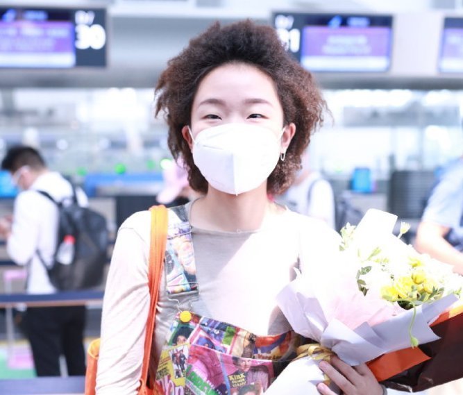 杨玉琢|《青你2》被淘汰选手亮相机场,张语格走出低谷,许杨玉琢很迷茫