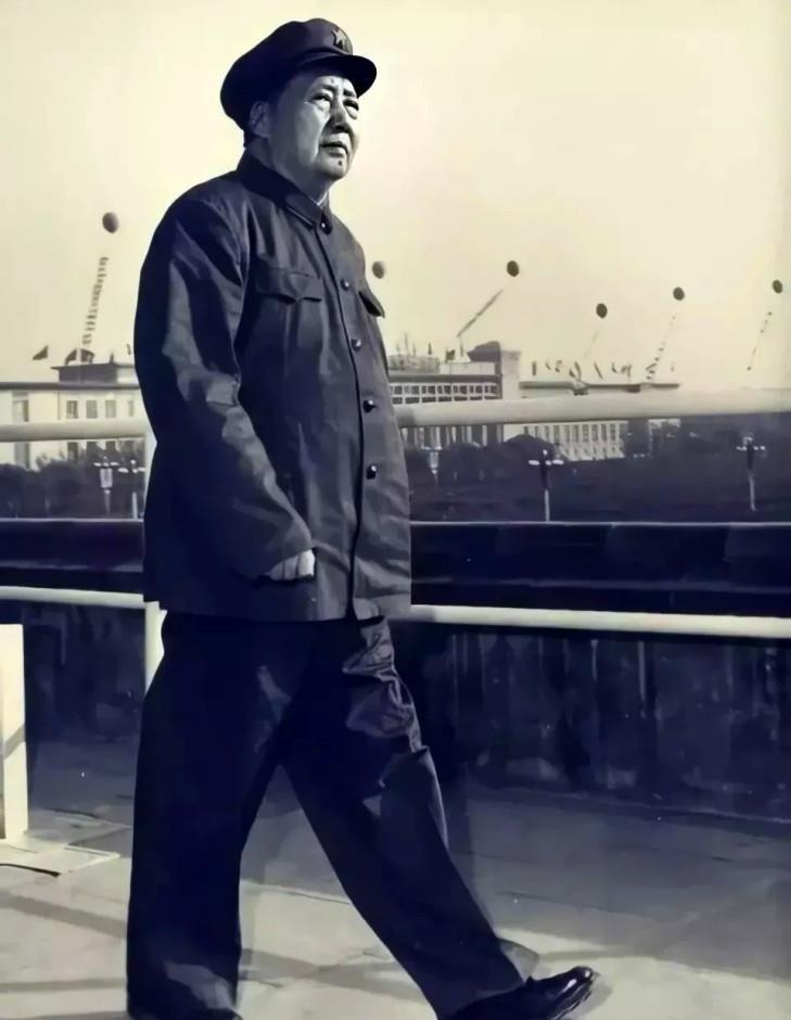 毛泽东|历史上过目难忘的瞬间：窑洞前穿“情侣装”的周恩来邓颖超，图5你能认全吗