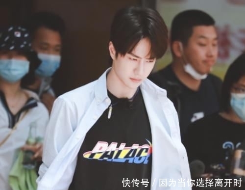  摸手|王一博回归天天兄弟变小孩，汪涵开车他在后座撒娇，摸手安抚太宠