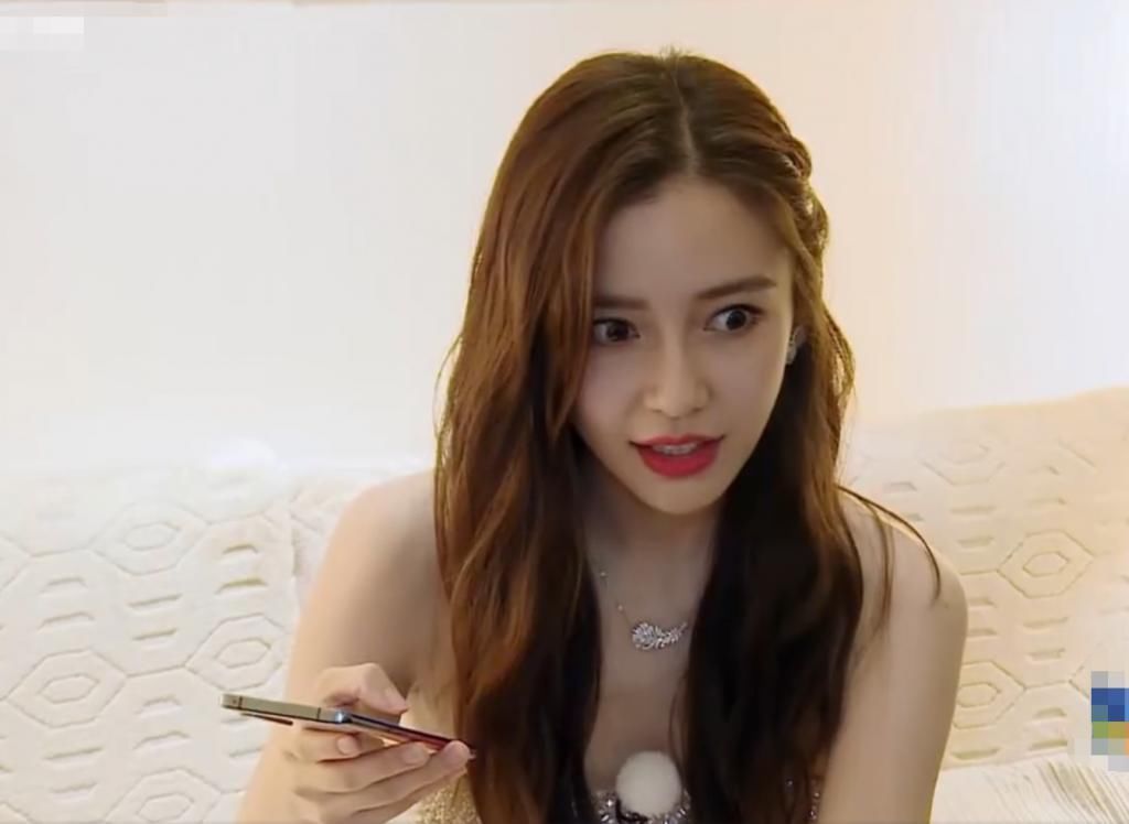 baby|baby在节目中打电话,镜头拍到屏幕,看清是谁,懵了