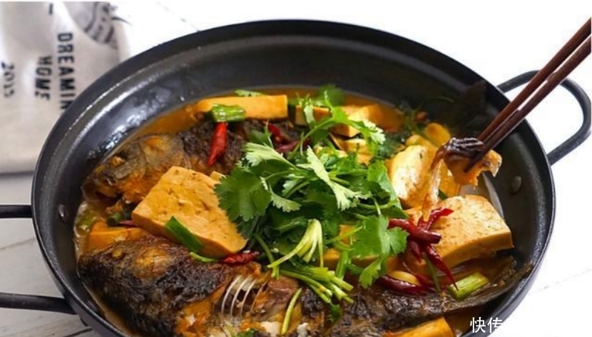 炖锅|鲫鱼炖锅汤汁鲜美,宵夜的首选,赶紧学起来吧