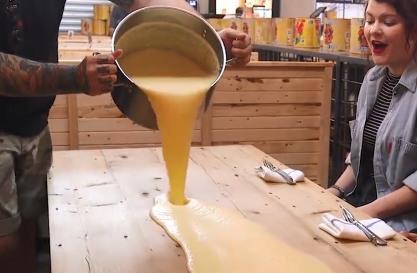 碗盘|这家餐厅没有一个碗盘，食物直接放桌子上，游客却吃得津津有味