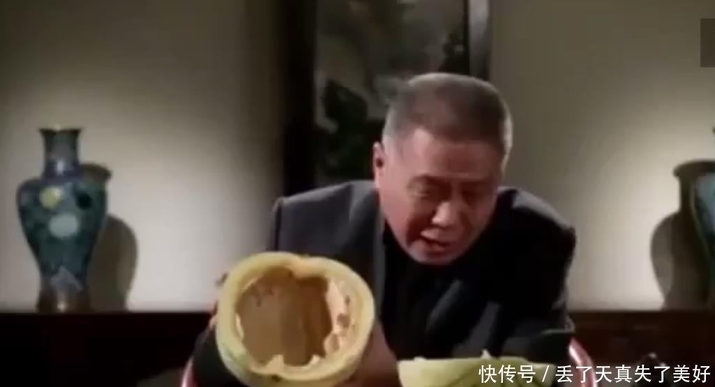 去哪儿|西瓜放家中一年多竟没腐烂,当把它切开时,里面的一幕令人傻眼了