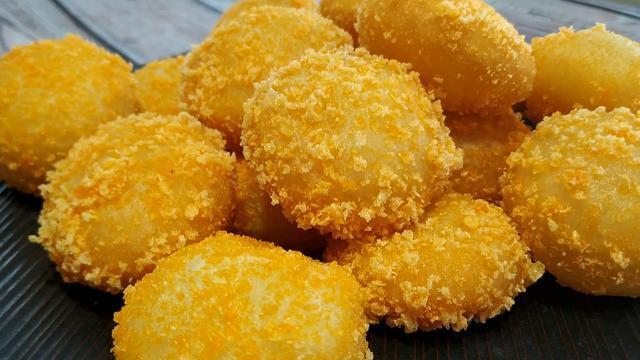 美食|土豆又出新做法了,加1碗糯米粉,吃着软糯香甜,出锅就扫光