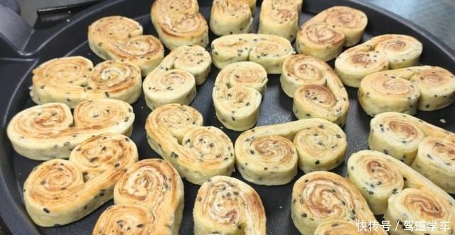 酥脆|面粉中加入两个鸡蛋,香甜酥脆,层次分明,越嚼越香,上桌就光盘