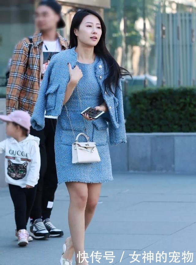 风格|美女脚上搭配一双中跟的单鞋,简约风格让她看起来更有时尚韵味