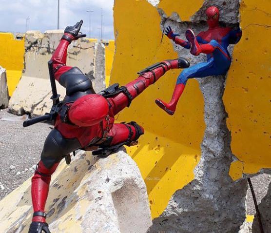 利用|大神利用石头裂缝,再现超级英雄的战斗场景,网友:手办活了?