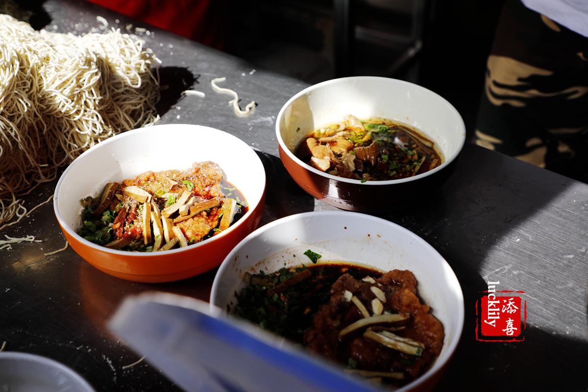 浇头|吃了这四家镇江代表性的网红面馆,基本就成了镇江锅盖面的全科生