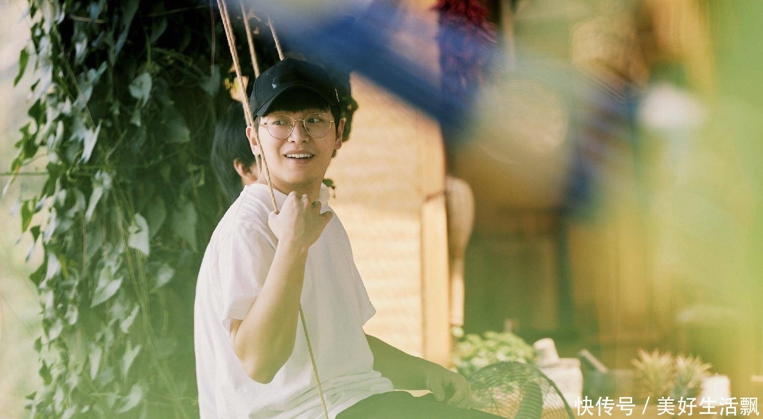 高以翔|彭昱畅砍椰子刀头分离后直接下树引争议,为节目效果不顾安全?