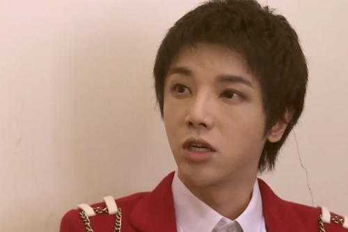 蓝台派|蓝台派新人记者参访华晨宇,却因为坐姿受到吐槽,怎么这么不知道尊重人呢