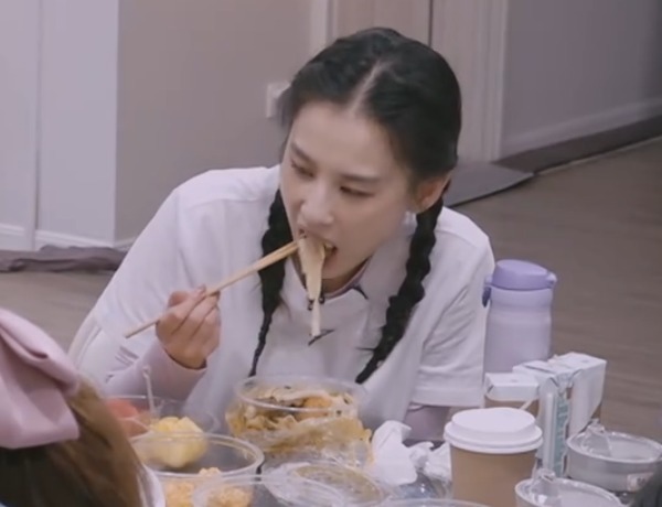 带头|张雨绮黄圣依带头搞特殊,节目组单独准备饭菜!吴昕却一口不敢尝