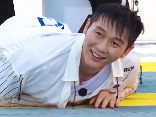 扶了起来|李晨玩游戏时意外摔倒,谁注意一旁蔡徐坤的举动暴露两人关系