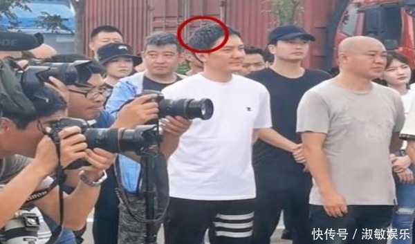 露面|42岁冯绍峰婚后罕见露面,头发花白腹部凸出,赵丽颖却美到发光