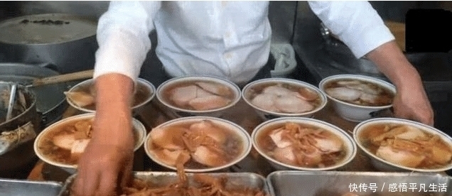 顾客|大哥卖面1碗10元仅有1口面,天天排10米长队,顾客我是冲肉来的