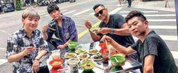 周杰伦唱《东风破》忘词 只会半句仍是哼哼的
