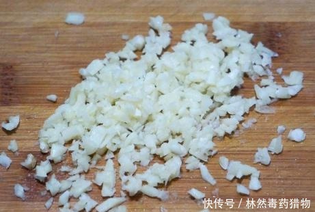 凉拌|凉拌豆腐丝,需要事先焯水吗?掌握1点技巧,豆腐丝爽滑更鲜香