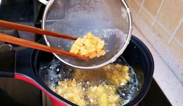 好吃|红薯最解馋的特色做法,加个鸡蛋,简单一做,比拔丝地瓜还好吃