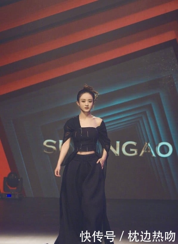 上半身|赵丽颖穿巨长的薄纱走出王者风范,上半身靠它裹着,时髦到飞起来