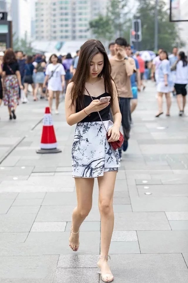  身材|街拍：身材好颜值高的时尚美女，阔腿牛仔裤潇洒帅气