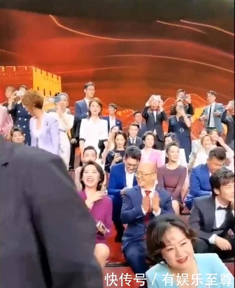 央视|央视节目录制出现失误,董卿朱迅等107位主持人“起哄”齐怼导演