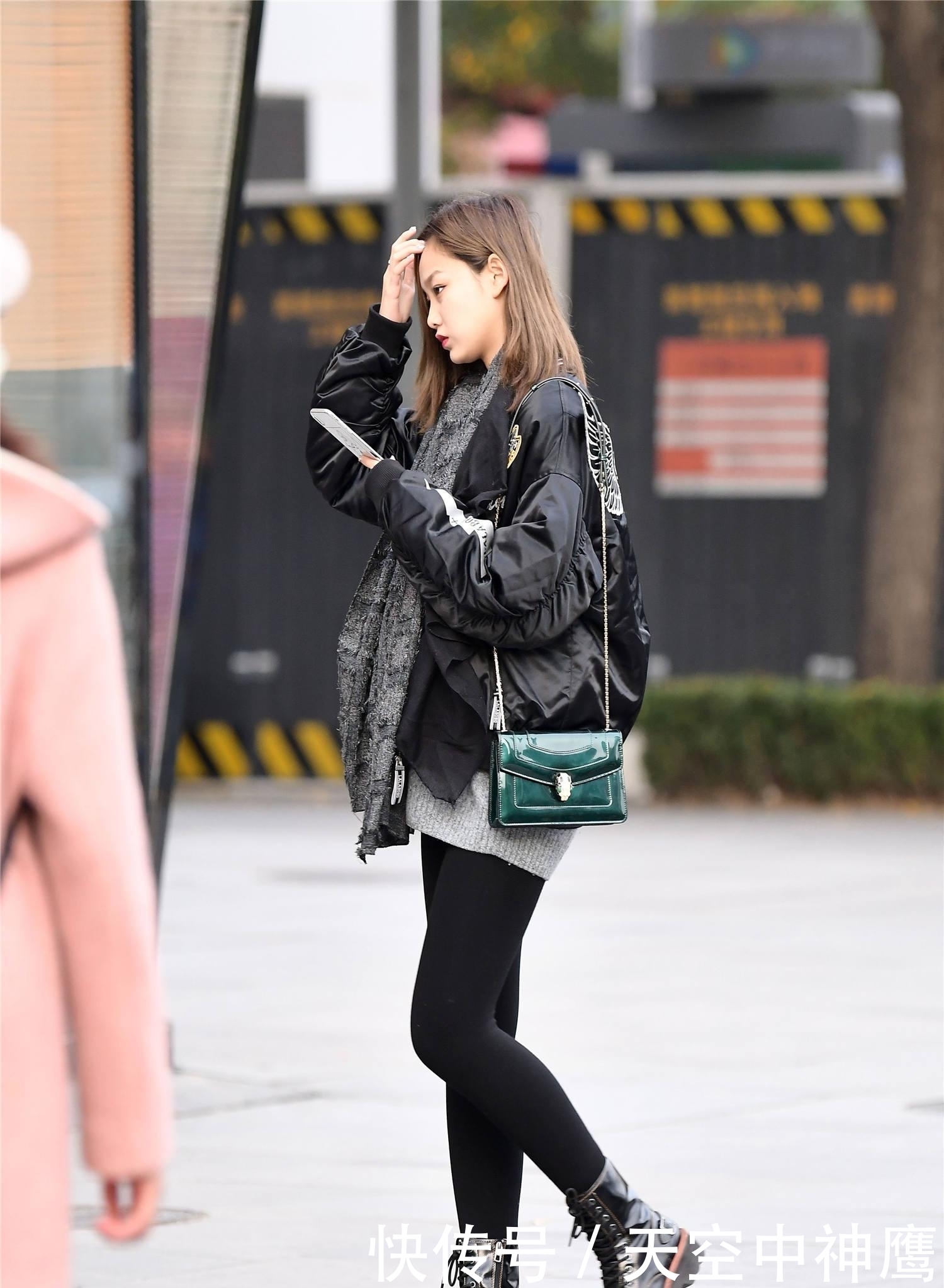  春天|街拍：春天穿上她，修身显瘦还衬托出气质，更有着保暖的效果！