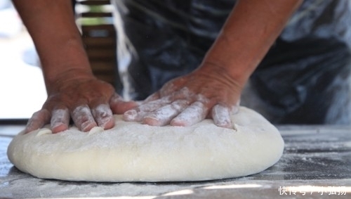 国内最大的馍|河南大爷卖巨型肉馍十多年,称有些人相隔千里还想着这口味儿
