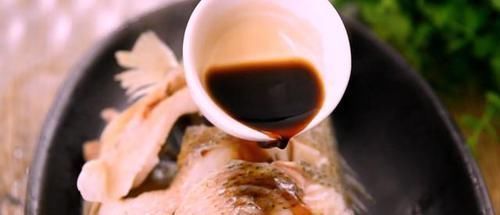 鲜味|鲈鱼最经典的做法,鲜嫩可口,汤鲜味美,学会了又是一道硬菜