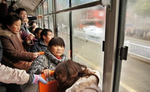 小白|13岁女孩“被”大爷强制让座，小伙解围回怼，老人红脸下车