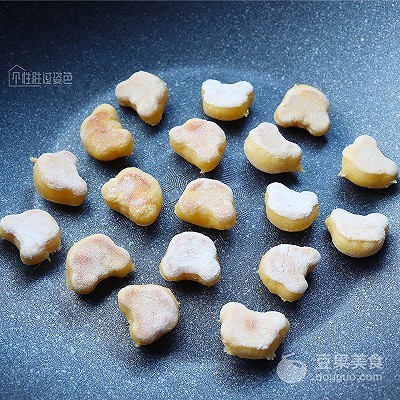  南瓜泥|无水无油的奶香迷你小面包