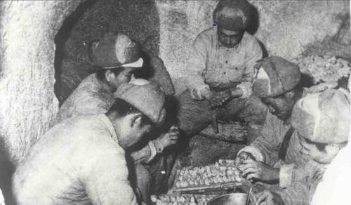 伙食|志愿军的伙食只有炒面就雪吗 其实不光有饼干油条 还有饺子啤酒