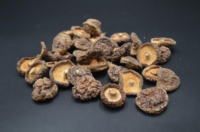 香菇|泡发香菇不用直接加水，多做一步，香菇泡得又大又干净，涨知识了