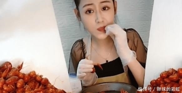 小龙虾|网红又玩新套路,直播吃500只龙虾,拍摄背景“露马脚”:太假了